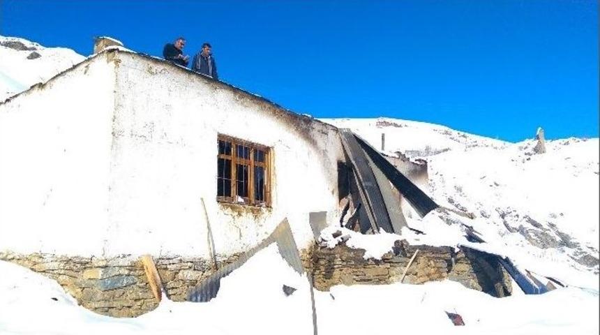 Evi Yanan Kaya Ailesine Yardım Eli