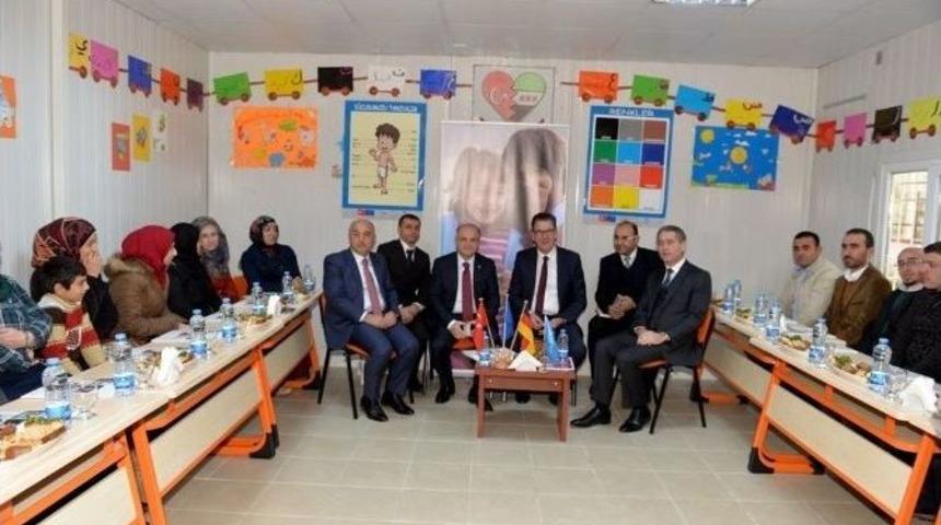 Alman Bakan Muller, Suriyeli &Ouml;ğrencileri Ziyaret Etti