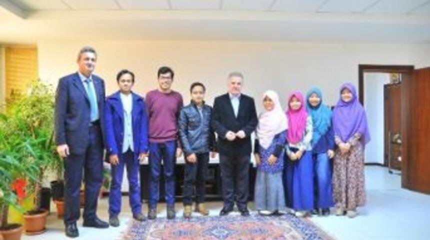 Endonezyalı &Ouml;ğrencilerden Rekt&ouml;r Elmas&rsquo;a Ziyaret