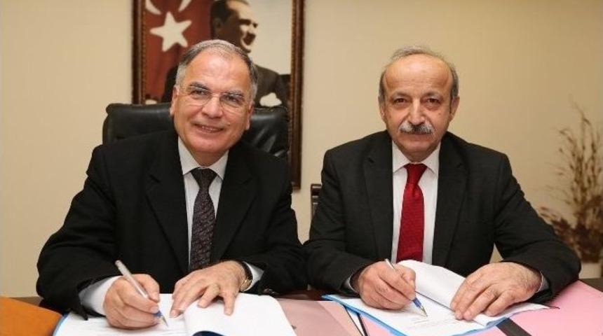 Sel&ccedil;uk&rsquo;ta Memurların S&ouml;zleşmeleri Yenilendi