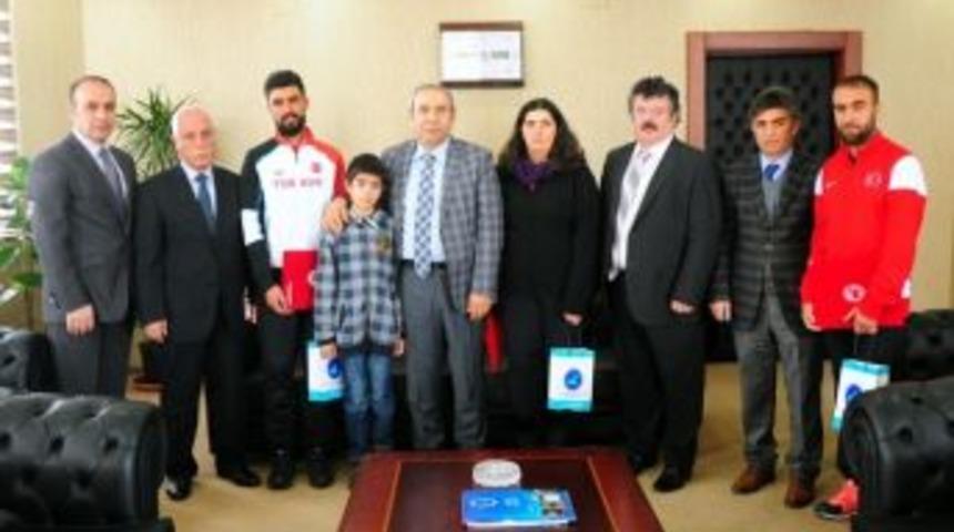 Rekt&ouml;r Battal Milli Atletleri Kabul Etti