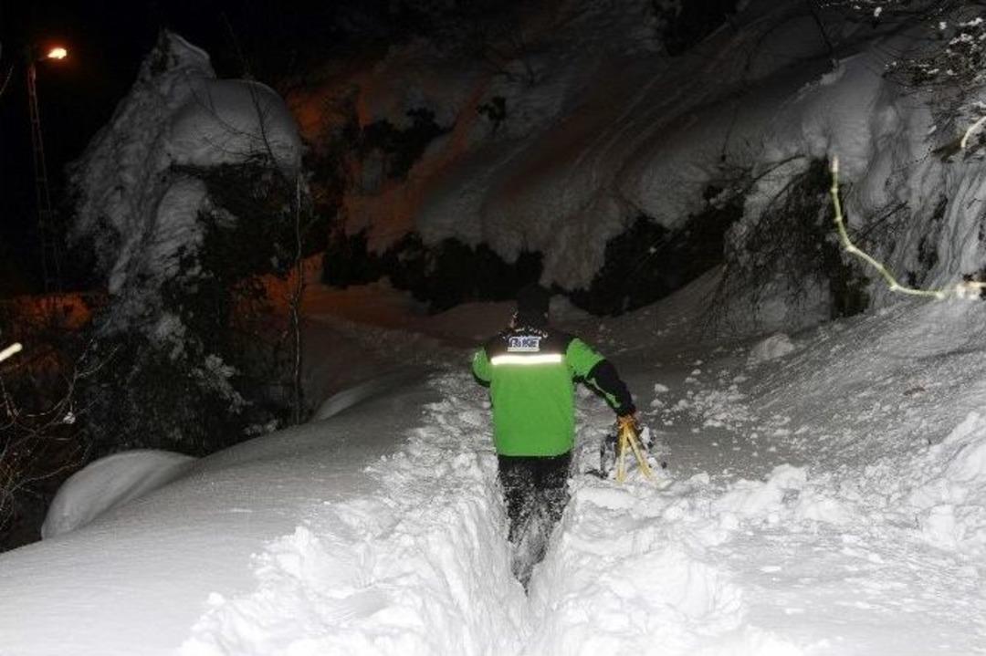 Karda Mahsur Kalan Aile Kurtarıldı