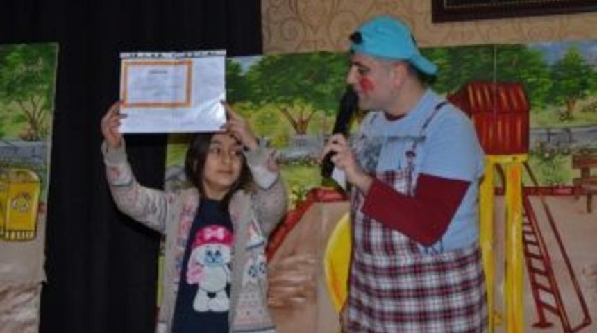 Kartepeli &Ccedil;ocuklara Karne Hediyesi, &Uuml;cretsiz Tiyatro