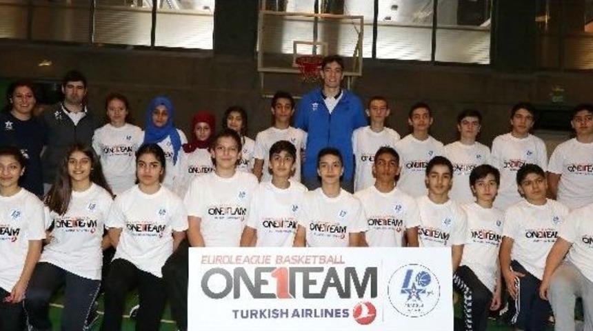 Anadolu Efes, "one Team" Projesi&rsquo;nde &Ouml;ğrencilerin Gelecek Planlarına Y&ouml;n Verdi