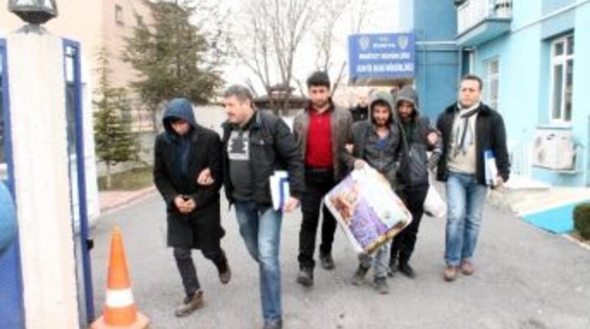 Adliyeye Sevk Edilirken Battaniyesini De G&ouml;t&uuml;rd&uuml;