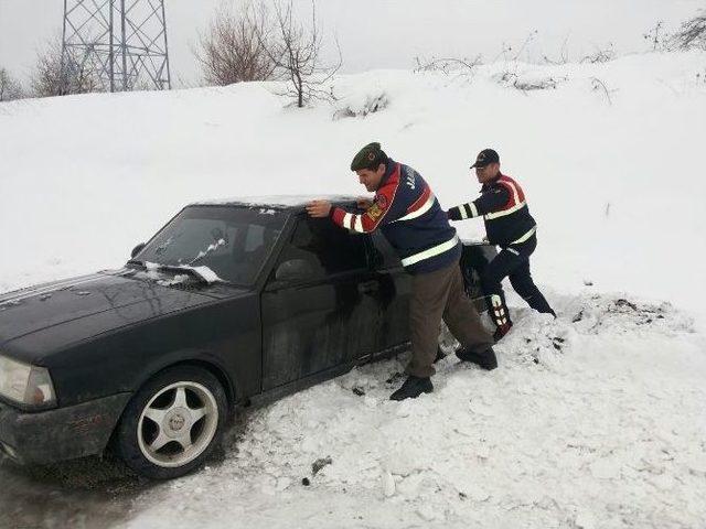 Yolda Kalan Araçlara Jandarma Yardımı