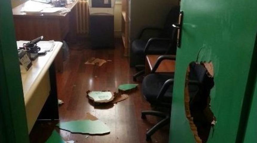 Bir Gecede &Uuml;&ccedil; Okula Saldırı