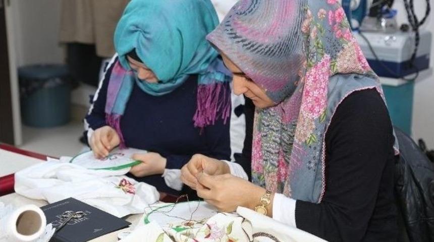 Eğitimin Yanında Gelin Boh&ccedil;aları Hazılıyorlar