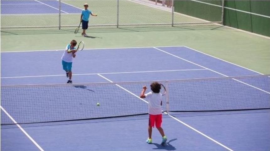 Sel&ccedil;uklu Belediyesi Tenis Kortu Hizmete A&ccedil;ıldı