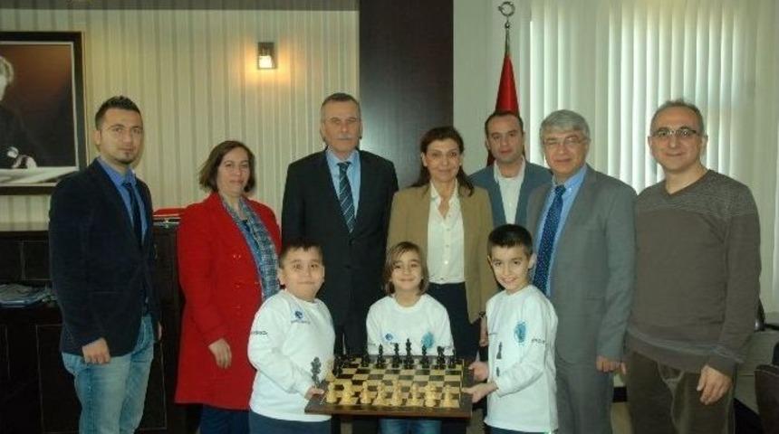 Minik Satranççılardan Kaymakam’a Satranç Takımı