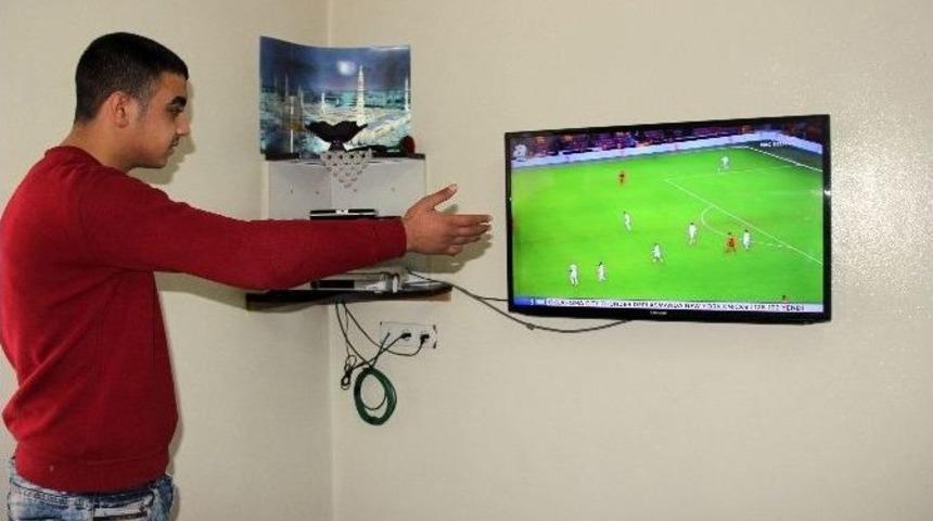 (&ouml;zel Haber) Tek Koluyla Sahada Kar Temizleyen Taraftar Futbol Fanatiği &Ccedil;ıktı