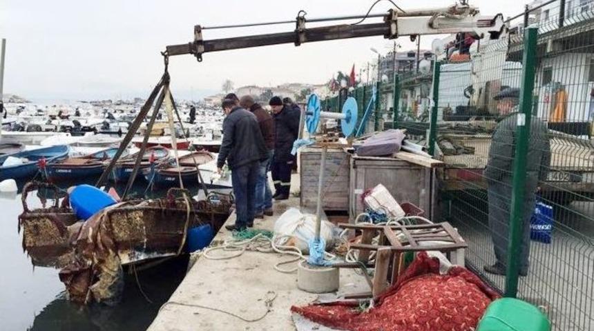 Batık Tekneler Tehlike Arz Ediyor