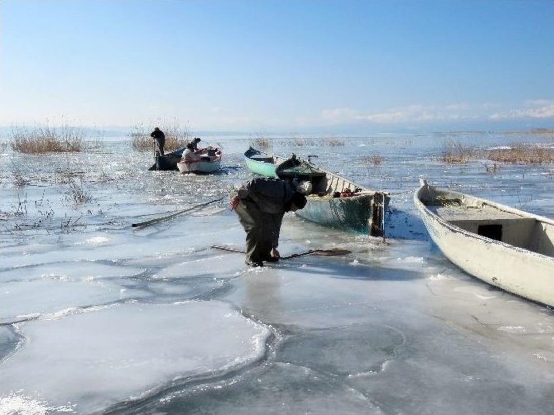 Beyşehir G&ouml;l&uuml; Kıyıları Buz Tuttu