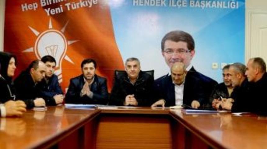 Başkan Zeki To&ccedil;oğlu Ak Parti Hendek İl&ccedil;e Başkanlığının Toplantısına Katıldı