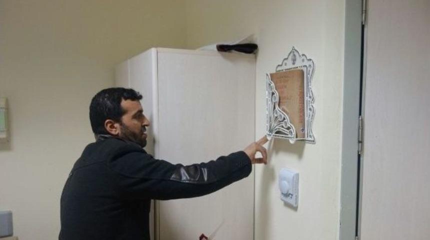 Hastane &Ccedil;alışanlarına Kuran-ı Kerim Hediye Edildi