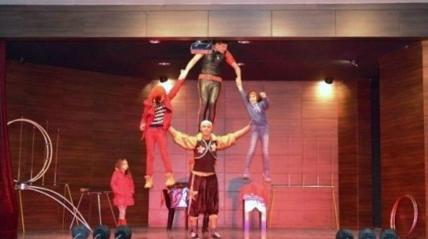 Gediz&rsquo;de &Ouml;ğrencilere Sirk G&ouml;sterili Karne Şenliği