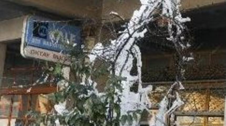 Buz Sarkıtları İnsan Boyunu Ge&ccedil;ti