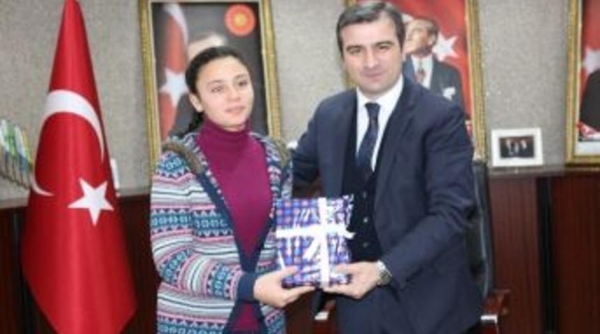 Teog T&uuml;rkiye Birincisine Başkan Yemenici Tarafından Tablet Hediye Edildi