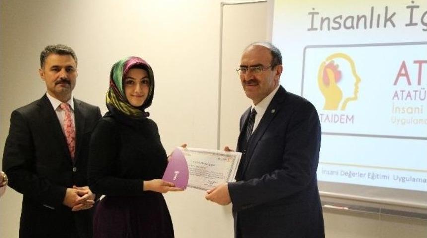 Gen&ccedil; Akranlar &Ouml;ğrenci Eğitici Belgelerini Aldı