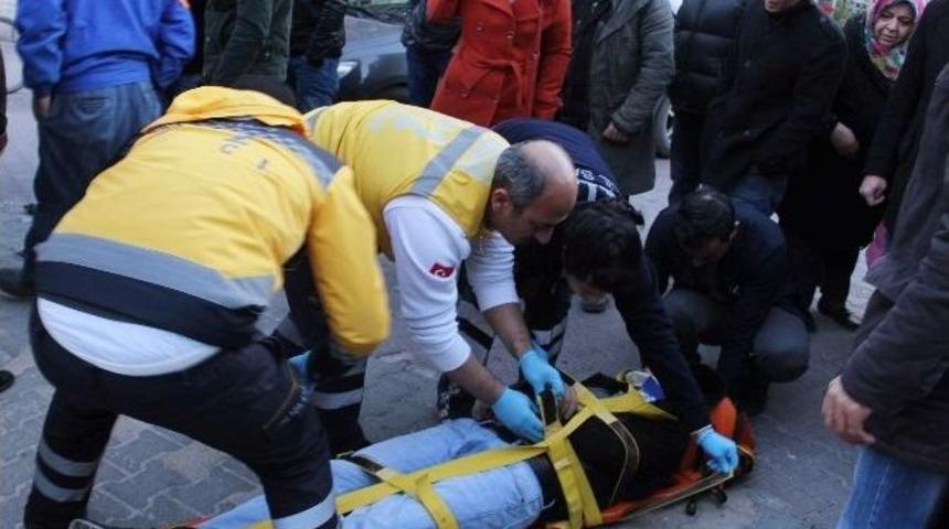 Motosikletle Otomobil &Ccedil;arpıştı: 2 Yaralı