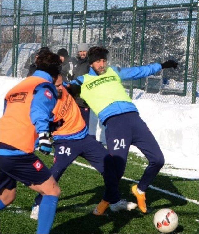 Bb Erzurumsporlu Futbolcular ’buz’ Kesti