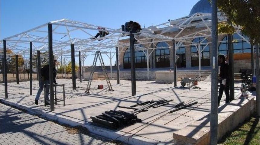 Mezarlıklarda Yağmur Ve G&uuml;neşten Koruyan Bekleme Alanları Yapılıyor