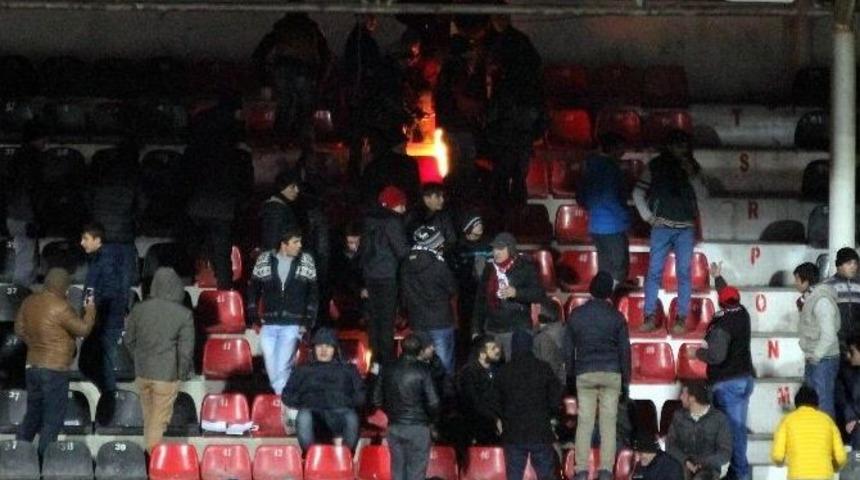 Taraftarlar Trib&uuml;nde Ateş Yakarak Isındı