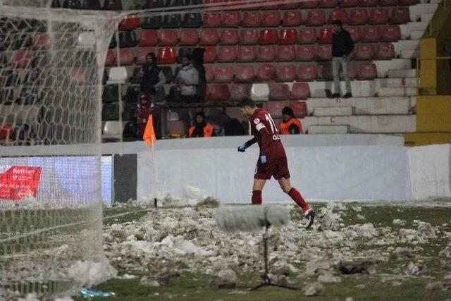 Taraftarlar Tribünde Ateş Yakarak Isındı