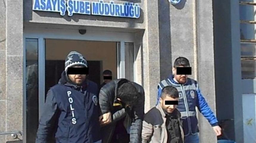 İzmir&rsquo;de Gece Kul&uuml;plerine Baskın