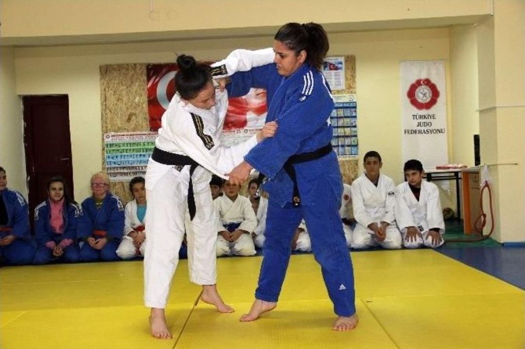 (&ouml;zel Haber) İşitme Engelli 42 Yaşındaki Kadın Judocu Başarıdan Başarıya Koşuyor