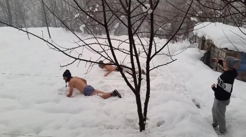 Yabancı &Ouml;ğrencilerin Kar Sevinci