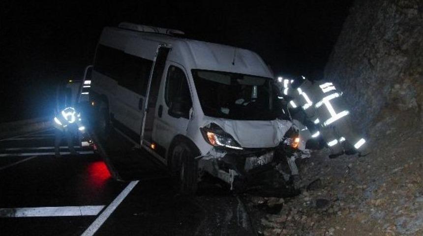 M&uuml;lteci Minib&uuml;s&uuml; Kaza Yaptı: 5 Yaralı