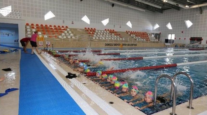 Denizli&rsquo;de 1 Yılda 12 Bin Kişi Y&uuml;zme &Ouml;ğrendi