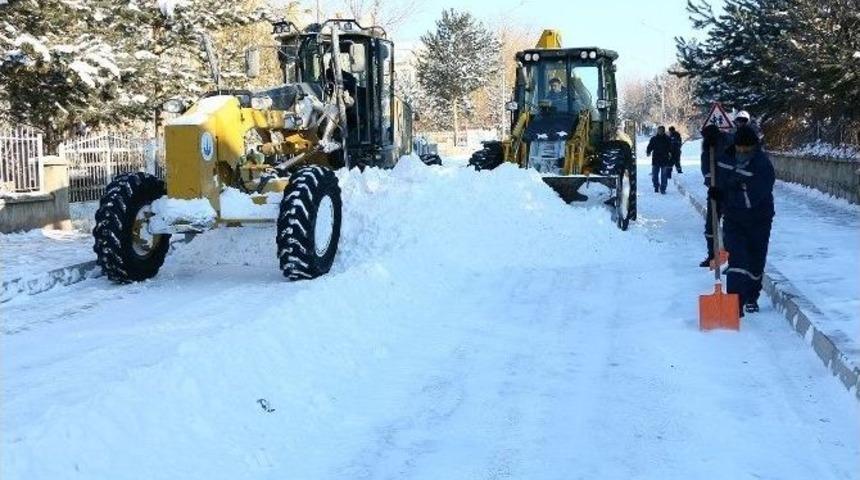 Aziziye&rsquo;de 24 Saat Kar Mesaisi