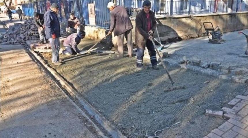 Kaldırım D&uuml;zenleme &Ccedil;alışması Devam Ediyor