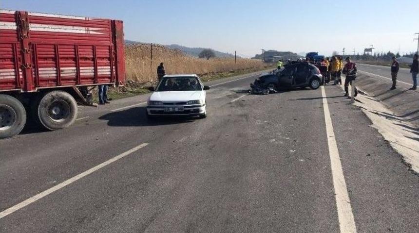 İzmir&rsquo;de Feci Kaza: 1 &Ouml;l&uuml;, 2 Yaralı