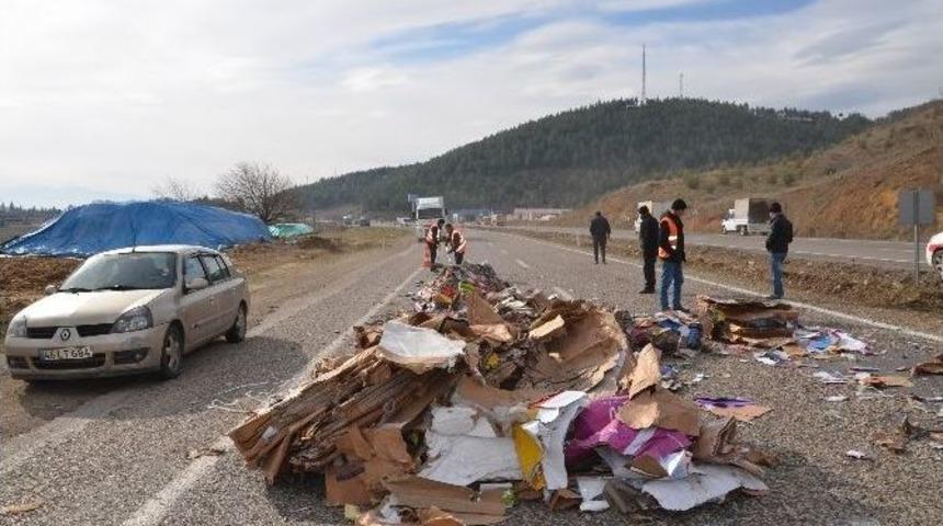 Yola D&uuml;şen Atık Kağıt Balyaları Trafiği Aksattı