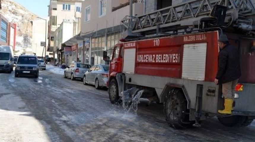 Buzlu Yollar Van G&ouml;l&uuml; Suyuyla &Ccedil;&ouml;z&uuml;l&uuml;yor
