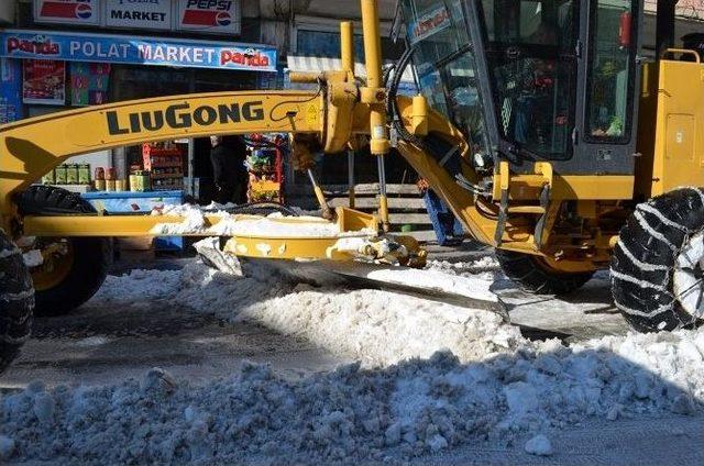 Buzlu Yollar Van Gölü Suyuyla Çözülüyor