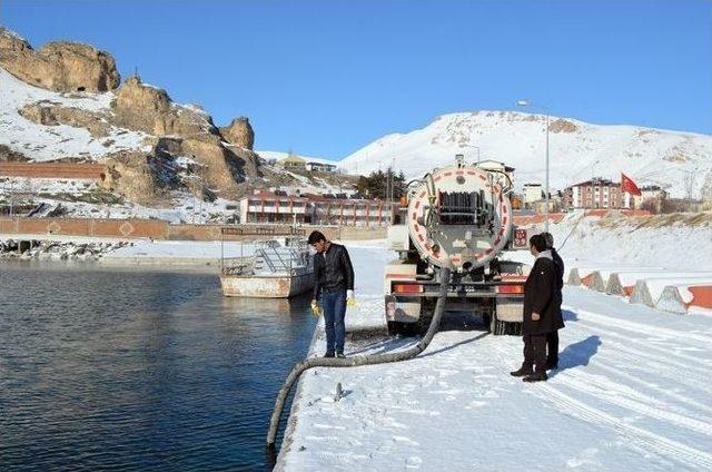 Buzlu Yollar Van Gölü Suyuyla Çözülüyor