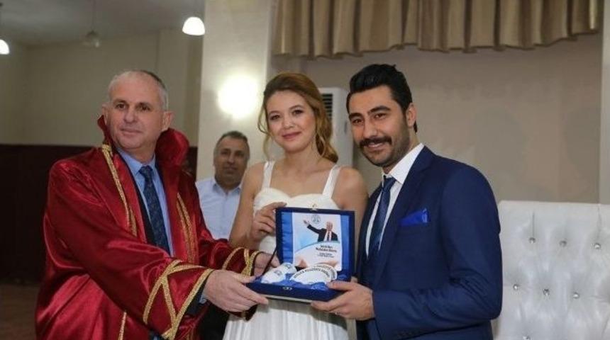 Popstar Habibe Nikah Masasına Oturdu