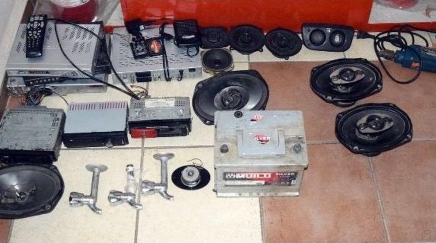 Oto Teyp Çalan Hırsızlar Polisten Kaçamadı