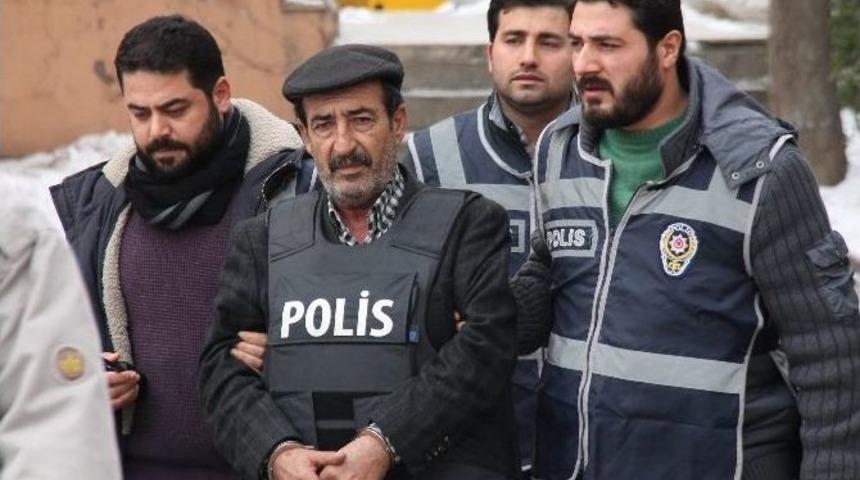 2 Kişiyi &Ouml;ld&uuml;rd&uuml;, Eşkal Değiştirirken Berberde Yakalandı