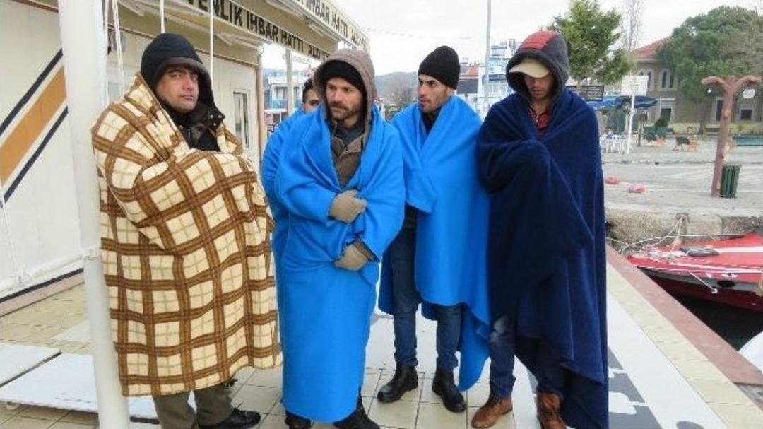 Sahil G&uuml;venlik Ekipleri Boğulmak &Uuml;zere Olan 31 M&uuml;lteciyi Son Anda Kurtardı