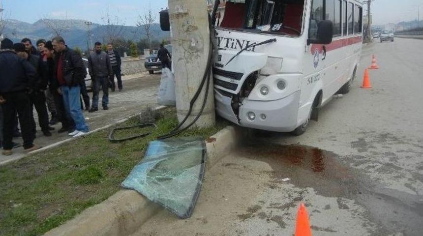 Yolcu Minib&uuml;s&uuml; &Ouml;nce Ağaca, Sonra Direğe &Ccedil;arptı: 3 Yaralı