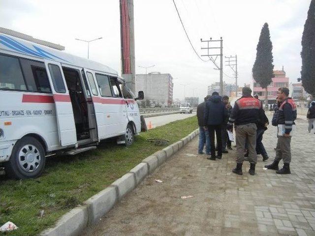 Yolcu Minibüsü Önce Ağaca, Sonra Direğe Çarptı: 3 Yaralı