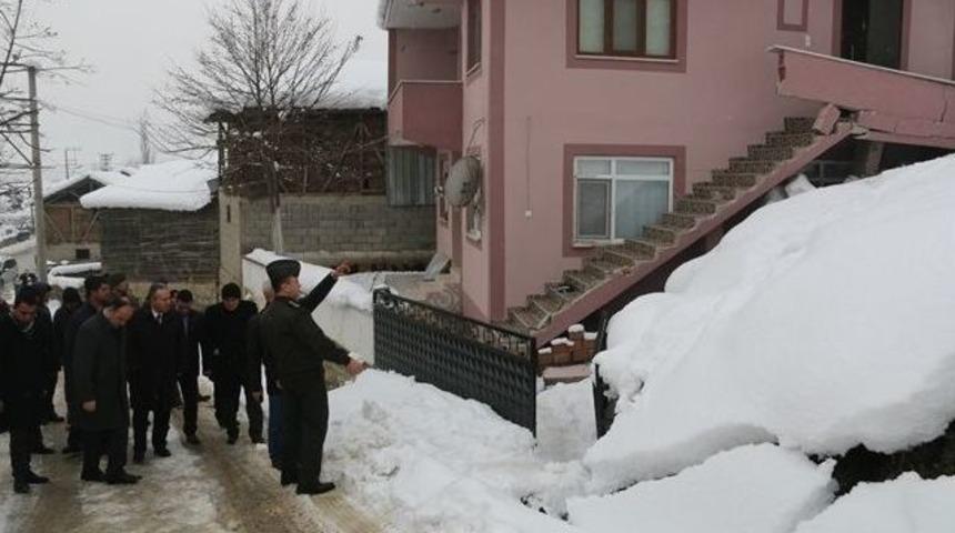 Vali Fidan Toprak Kayması Sonucu Evi Hasar G&ouml;ren Aileyi Ziyaret Etti