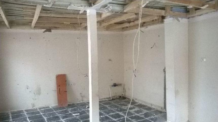 D&uuml;kkan Sahibine Kızan Berber İşyerini Dağıttı