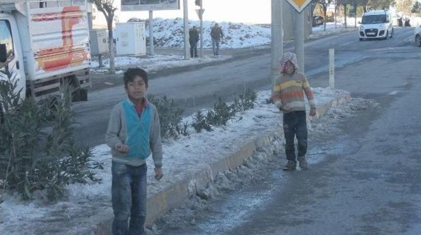 Siirt&rsquo;te Eksi 10 Derecede Kırımız Işıkta Bekliyorlar