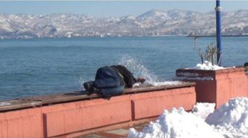 Sahilde Kış Uykusu